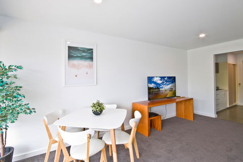 Lorne Bay View Motel - ACT Tourism 19