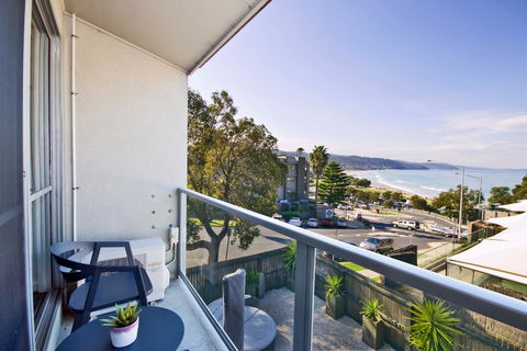 Lorne Bay View Motel - ACT Tourism 9