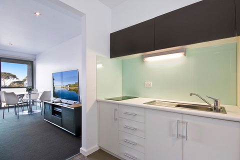 Lorne Bay View Motel - ACT Tourism 1