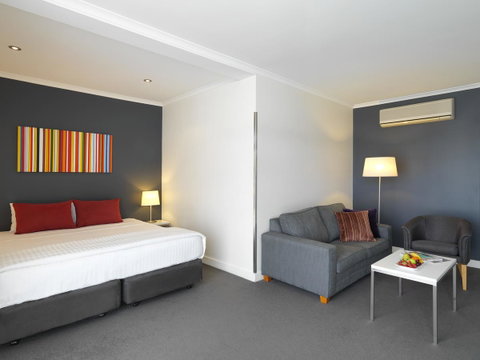 The Parkmore Hotel - ACT Tourism 24
