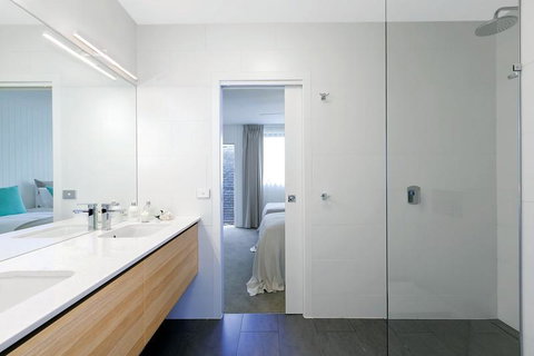 Lakes Edge Apartments - ACT Tourism 2