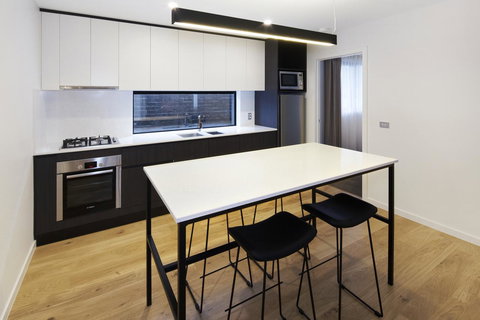 Lakes Edge Apartments - ACT Tourism 6