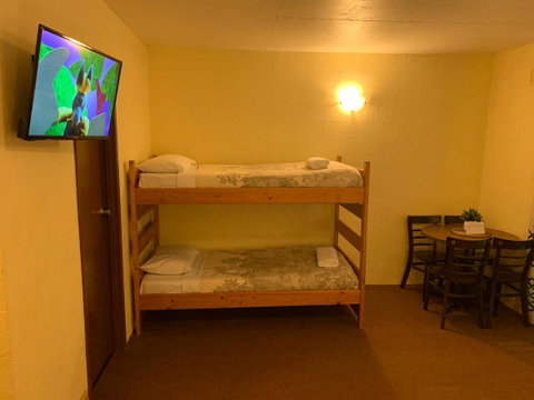 Mountain Creek Motel Bar & Restaurant - ACT Tourism 5