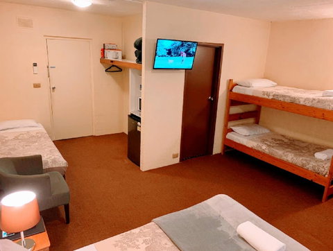 Mountain Creek Motel Bar & Restaurant - ACT Tourism 4