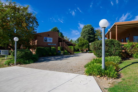 Mountain Creek Motel Bar & Restaurant - ACT Tourism 23