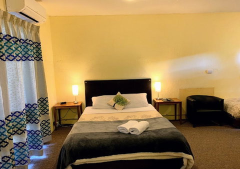 Mountain Creek Motel Bar & Restaurant - ACT Tourism 3