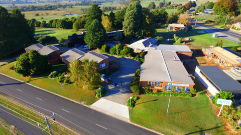 Mountain Creek Motel Bar & Restaurant - ACT Tourism 21