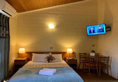 Mountain Creek Motel Bar & Restaurant - ACT Tourism 24