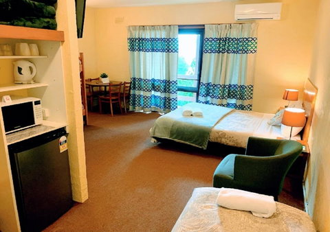Mountain Creek Motel Bar & Restaurant - ACT Tourism 7
