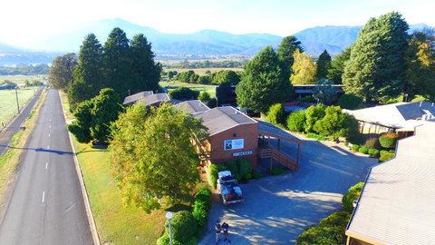 Mountain Creek Motel Bar & Restaurant - ACT Tourism 22