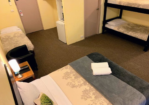 Mountain Creek Motel Bar & Restaurant - ACT Tourism 8