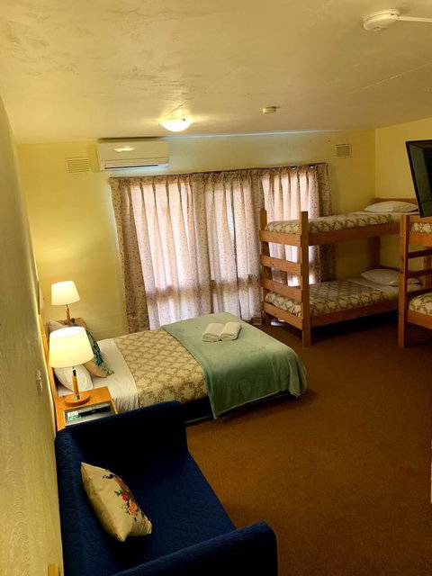 Mountain Creek Motel Bar & Restaurant - ACT Tourism 44