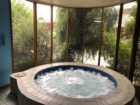 Mountain Creek Motel Bar & Restaurant - ACT Tourism 42