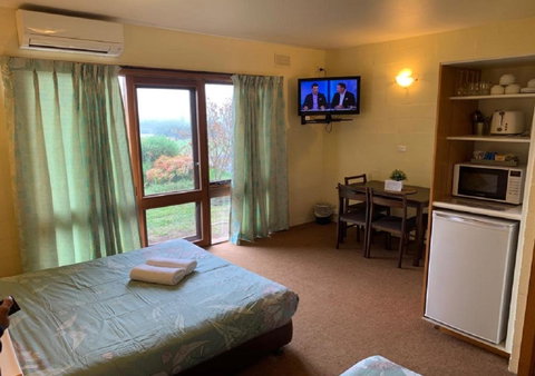 Mountain Creek Motel Bar & Restaurant - ACT Tourism 33