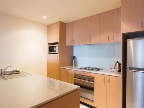 Oaks Melbourne On Lonsdale Suites - ACT Tourism 5