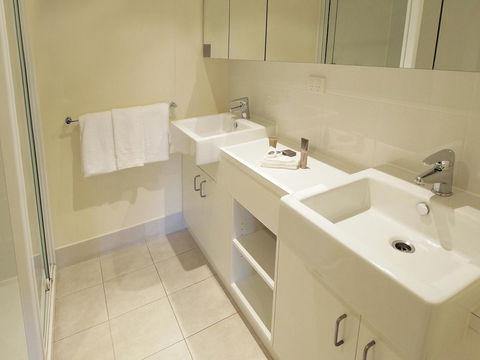 Oaks Melbourne On Lonsdale Suites - ACT Tourism 4