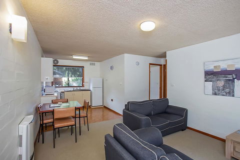 Eastern Beach Holiday Units - ACT Tourism 1