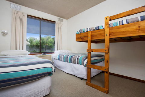 Eastern Beach Holiday Units - ACT Tourism 6