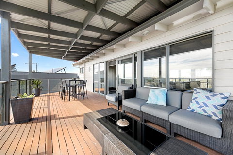 Beachside House - ACT Tourism 3