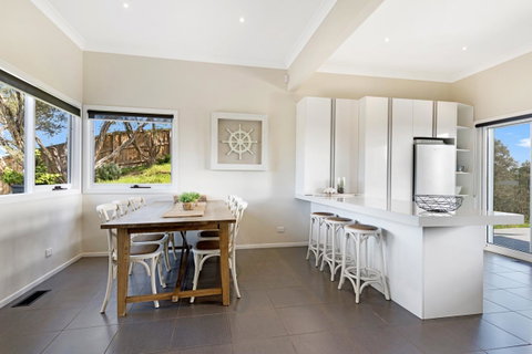 Beachside House - ACT Tourism 9