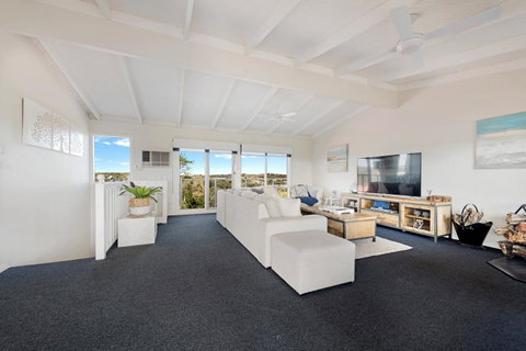 Beachside House - ACT Tourism 1