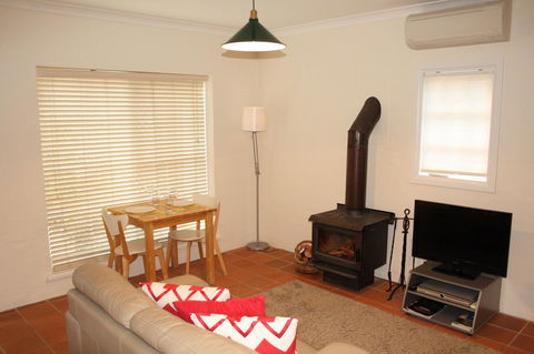 Merrimeet Cottages - ACT Tourism 24