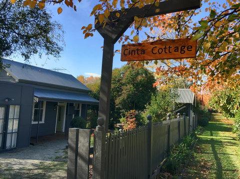 Cinta Cottage - ACT Tourism 0