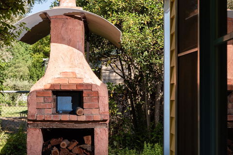 The Orchard House - ACT Tourism 9