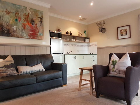 Tangenong Cottages - ACT Tourism 13