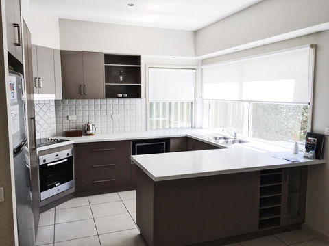 Luxury Abalina Cottages - ACT Tourism 5