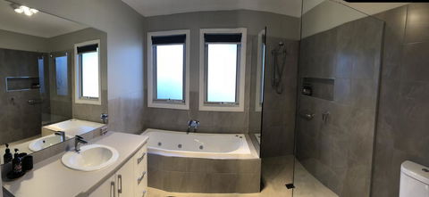 Luxury Abalina Cottages - ACT Tourism 14