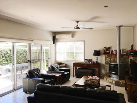 Luxury Abalina Cottages - ACT Tourism 6