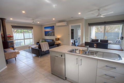 Luxury Abalina Cottages - ACT Tourism 7