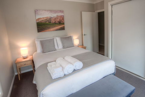 Luxury Abalina Cottages - ACT Tourism 11