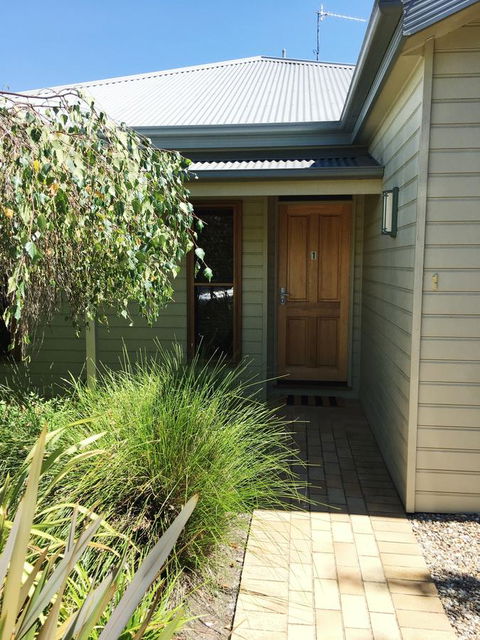Luxury Abalina Cottages - ACT Tourism 36