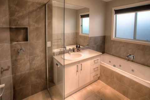 Luxury Abalina Cottages - ACT Tourism 10