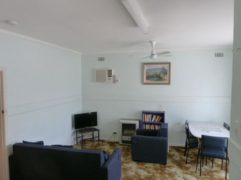 Beachcomber Holiday Units - ACT Tourism 32