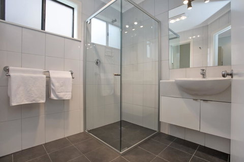 Hamilton Townhouse Motel - ACT Tourism 21