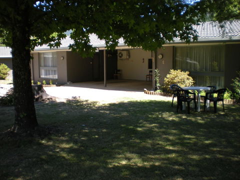 Willow Dene Holiday Apartments - ACT Tourism 4