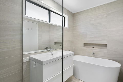 Fairhills - NEW LISTING, Beautifully Styled - ACT Tourism 7