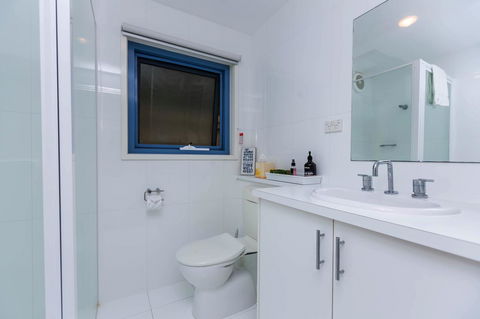 The Waterfront Apartment - ACT Tourism 11