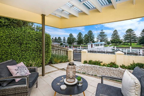 The Waterfront Apartment - ACT Tourism 0