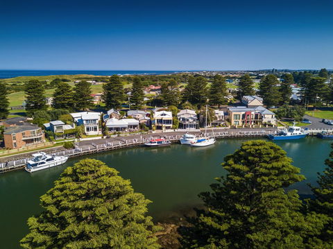 The Waterfront Apartment - ACT Tourism 1