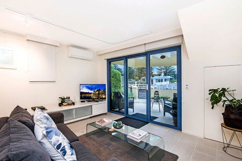 The Waterfront Apartment - ACT Tourism 9