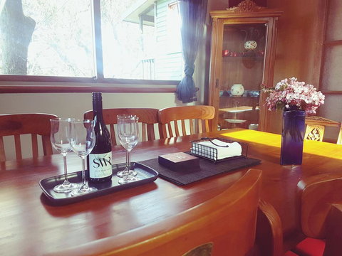 The Black Cockatoo - Secret Garden Mountains Home - ACT Tourism 3