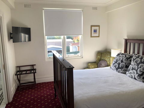 The Corner Hotel Alexandra - ACT Tourism 1