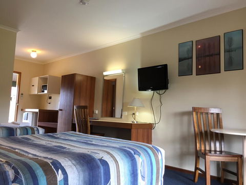 The Finley Palm Motor Inn - ACT Tourism 1
