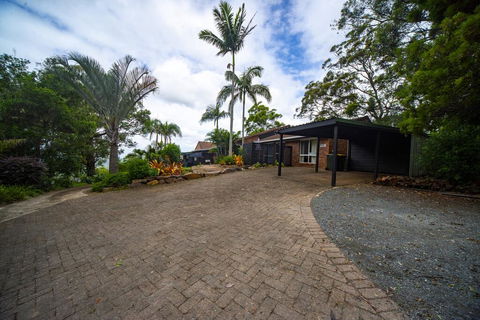 The Hillside Villa - ACT Tourism 0