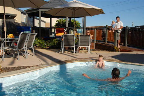 The Lakes Apartments - ACT Tourism 1