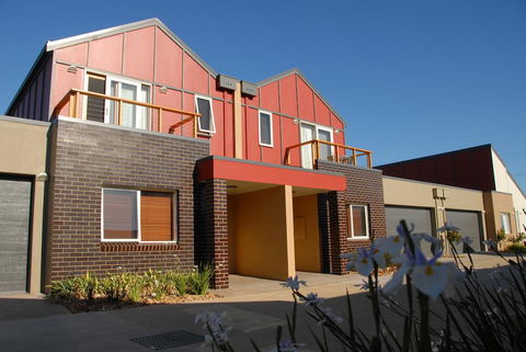 The Lakes Apartments - ACT Tourism 0